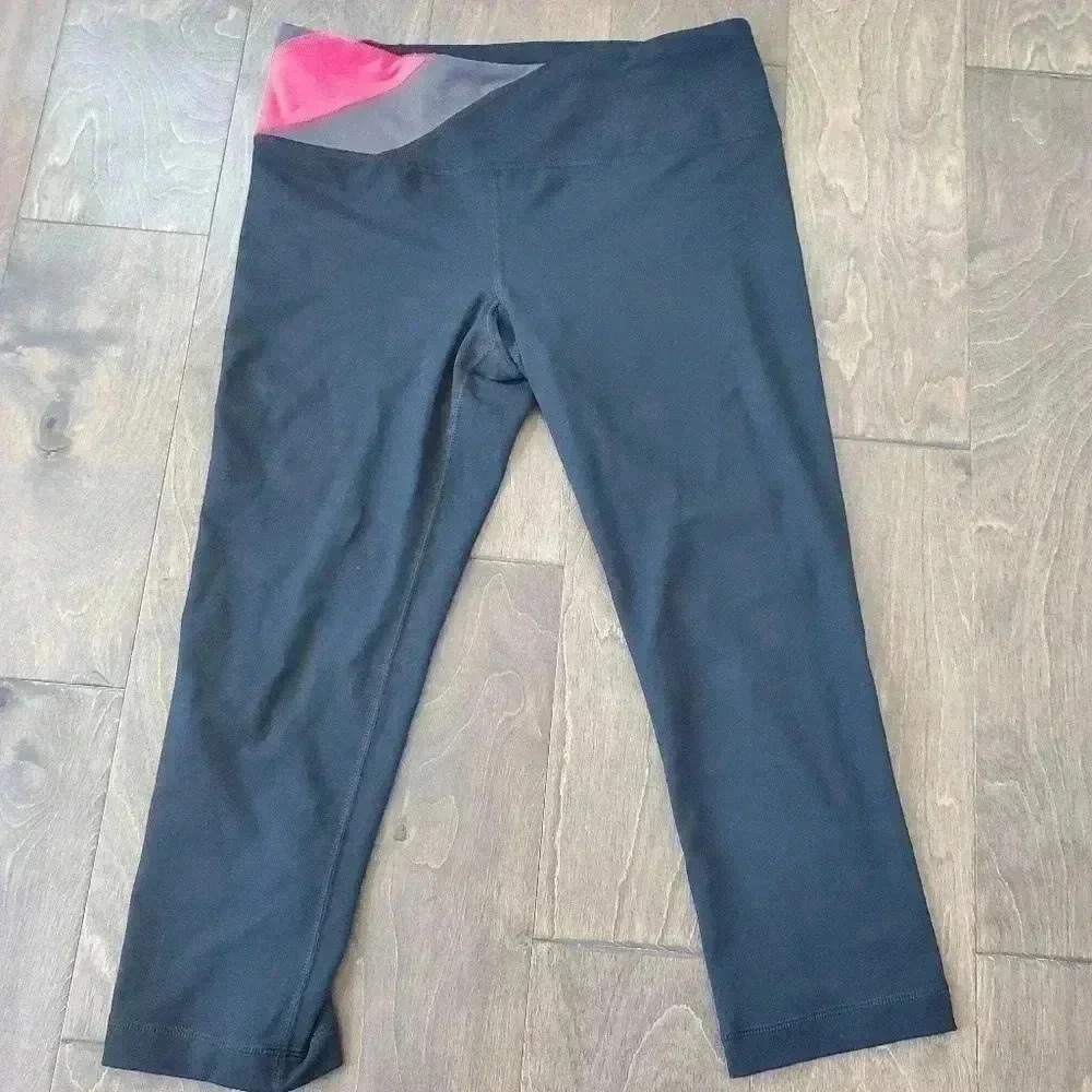 Under Armour cropped workout pants SIZE Small